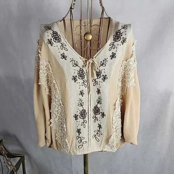 gimmicks Size M Lace & Embroidery Top - Picture 2 of 10
